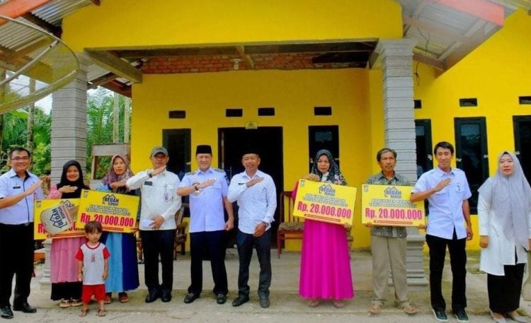 Pj Bupati Kampar Serahkan Bantuan Bedah Rumah di Sejumlah Desa di Kecamatan Salo