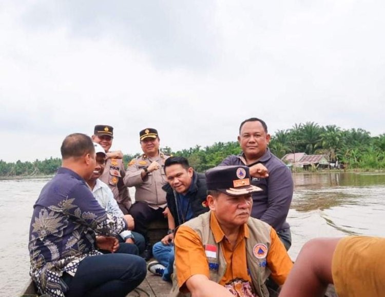 Pj Sekda Kampar Tinjau TPS Terdampak Banjir di Desa Lubuk Siam dan Tanjung Balam Siak Hulu