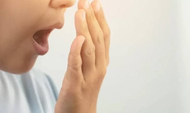 Penyebab Bau Mulut saat Puasa Menurut Dokter Gigi