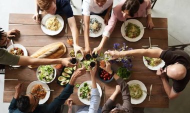 Makan Berat Sebelum Vs Sesudah Salat Tarawih, Mana yang Lebih Baik?