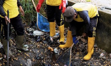 Cegah Banjir, Tim Pasukan Kuning PUPR Pekanbaru Bersihkan Sampah di Drainase Jalan Cipta Karya Panam