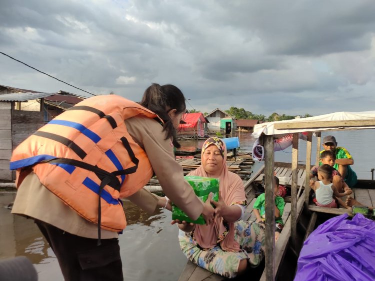 Kwarda Riau Salurkan Bantuan untuk Korban Banjir Pelalawan