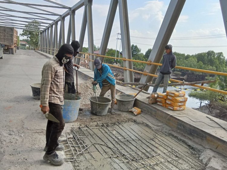 Ikatan Angin Jembatan Ditabrak Truk, Pemprov Riau Perbaiki Jembatan Sungai Masjid Dumai