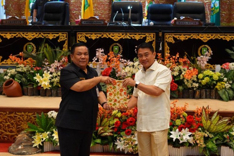 Pimpin Rapat Paripurna DPRD Provinsi Riau, Hardianto Serahkan Laporan Reses Persidangan III kepada Sekdaprov Riau