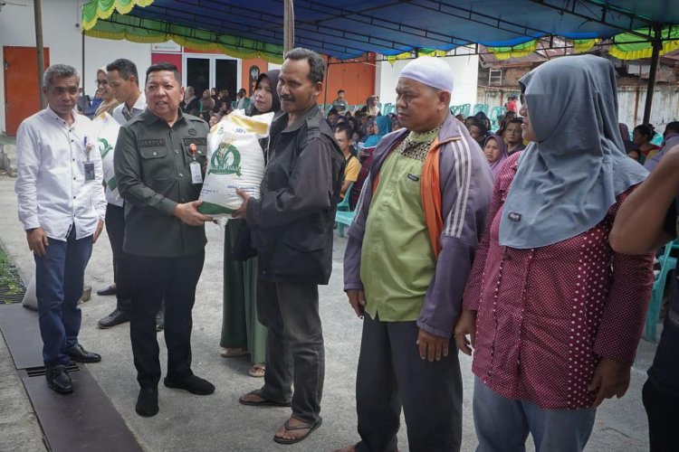 Pemprov Riau Salurkan 10 Ton Beras Untuk Warga Terdampak Banjir di Pekanbaru