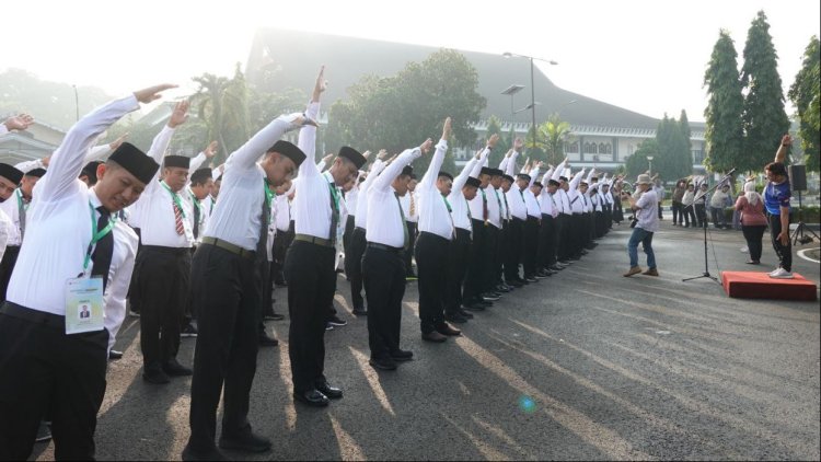 Calon PPIH Arab Saudi Ikuti Senam Haji Indonesia di Asrama Haji Pondok Gede