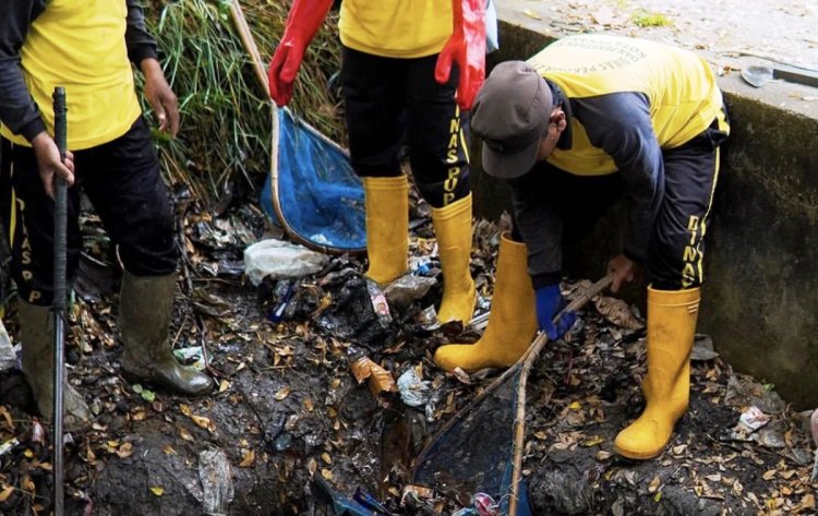 Cegah Banjir, Tim Pasukan Kuning PUPR Pekanbaru Bersihkan Sampah di Drainase Jalan Cipta Karya Panam