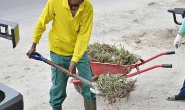 Temukan Banyak Sampah, Pasukan Kuning PUPR Pekanbaru Bersihkan Drainase di Jalan Tuanku Tambusai