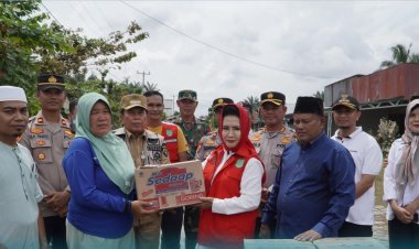 Bupati Rohul Sukiman Salurkan Bantuan Untuk Warga Terdampak Banjir di Bonai Darussalam