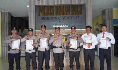Kapolres Rohul Beri Penghargaan Kepada Personel Polsek Rambah Hilir Berpestasi
