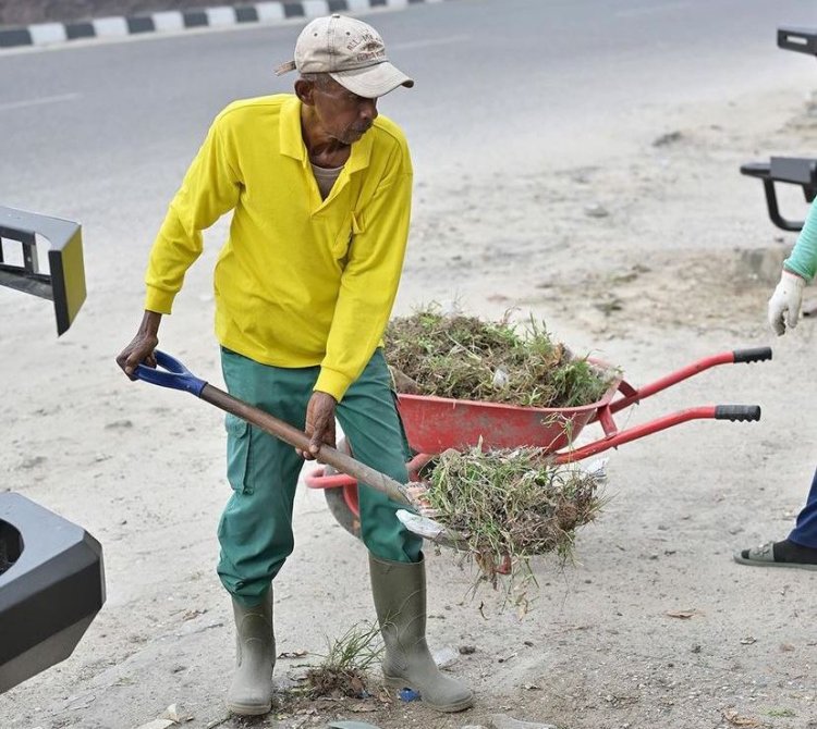Temukan Banyak Sampah, Pasukan Kuning PUPR Pekanbaru Bersihkan Drainase di Jalan Tuanku Tambusai