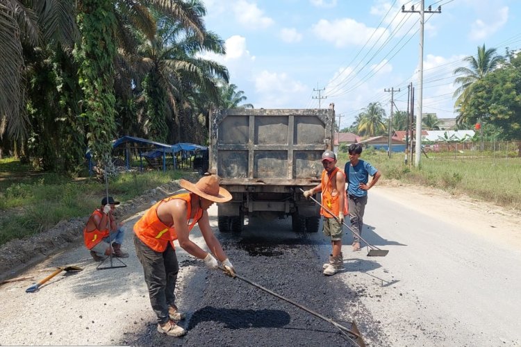 Hubungkan Inhu dengan Kuansing, UPTJJ Wilayah IV Dinas PUPR-PKPP Riau Gesa Perbaikan Jalan Cerenti-Air Molek