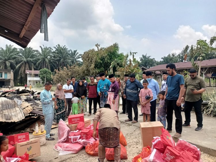 Wabup Rohul Indra Gunawan Salurkan Bantuan Kepada Korban Kebakaran di Desa Tambusai Timur