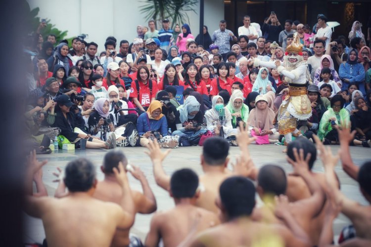 Tim Red Sparks Dapat Massage Tradisional Indonesia hingga Saksikan Pertunjukkan Tari Kecak di TMII