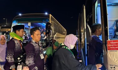 Jemaah Haji Gelombang Kedua Menuju Tanah Suci Diminta Kenakan Pakaian Ihram Sejak di Embarkasi