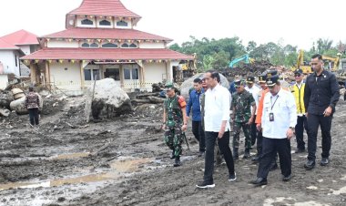Presiden Jokowi dan Istri Tinjau Area Terdampak Longsor dan Banjir Bandang di Agam