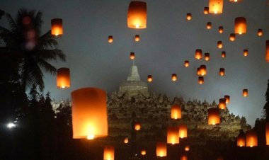 Ratusan Lampion Hiasi Malam Puncak Perayaan Waisak 2568 BE di Langit Candi Borobudur