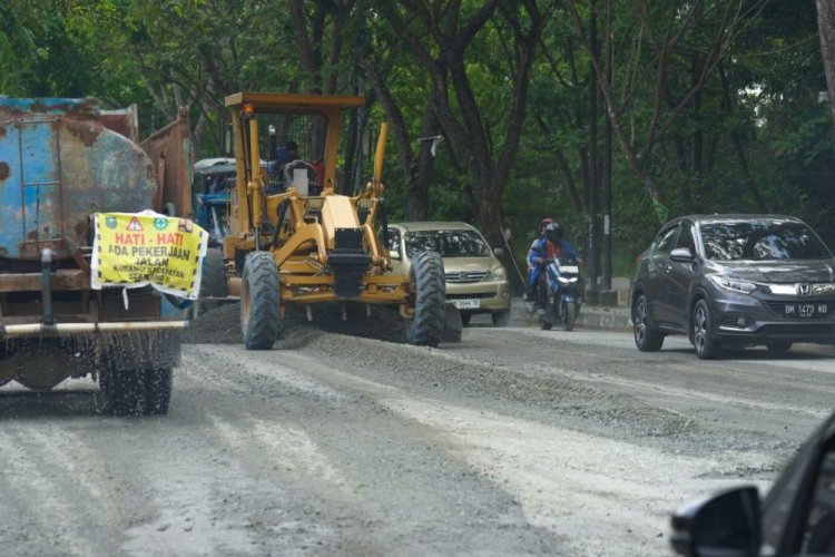 Sudah Lama Rusak dan Berlubang, Warga Pekanbaru Bersyukur Jalan Datuk Setia Maharaja Mulai Diperbaiki