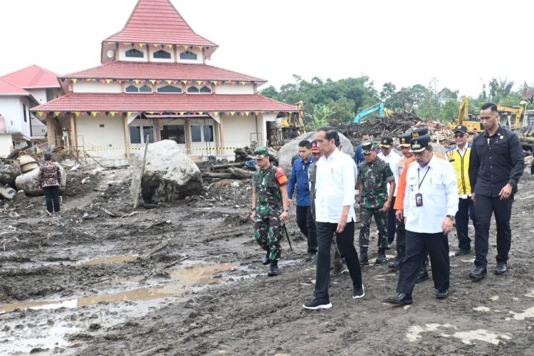 Presiden Jokowi dan Istri Tinjau Area Terdampak Longsor dan Banjir Bandang di Agam