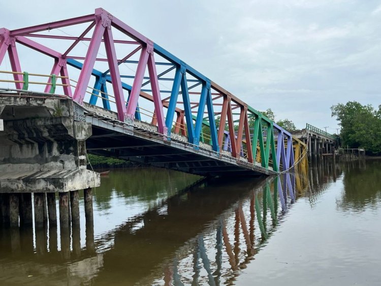 Jembatan Panglima Sampul Sungai Perumbi di Kepulauan Meranti Ambruk, Masyarakat Terpaksa Memutar Lewat Jalan Lain