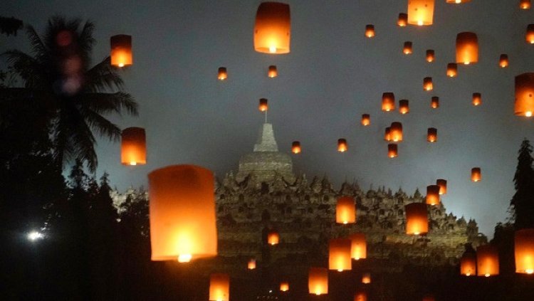 Ratusan Lampion Hiasi Malam Puncak Perayaan Waisak 2568 BE di Langit Candi Borobudur