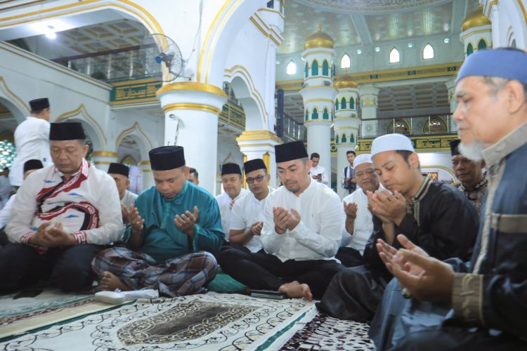 Pj Wako Pekanbaru Risnandar Mahiwa Salat Jumat Perdana di Masjid Raya Senapelan