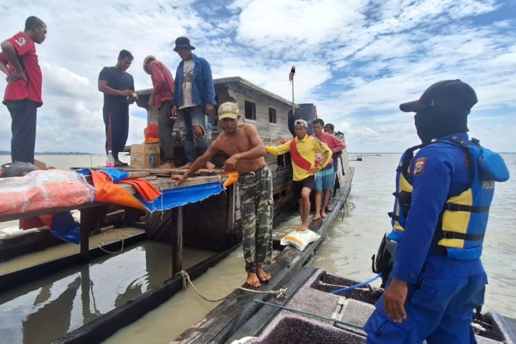 Angkut 16 Ton Beras Bulog, Kapal Motor Rahman Karam di Perairan Beting Beras Pulau Merbau