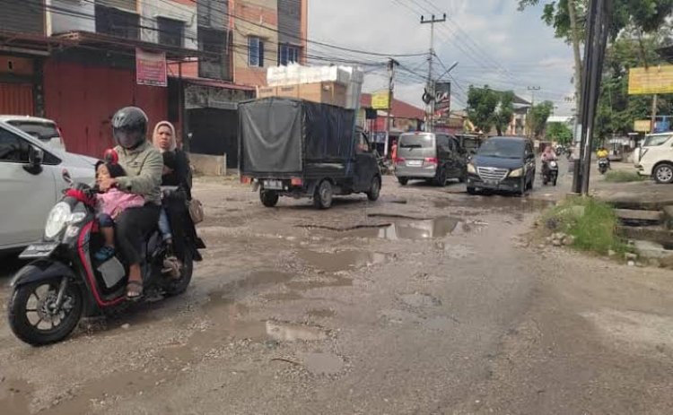 Pemprov Riau Bantu Perbaikan Enam Ruas Jalan Rusak di Pekanbaru