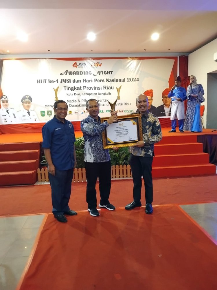 Prof Syafrinaldi Dianugerahi Penghargaan sebagai Rektor Terbaik  Oleh JMSI Riau