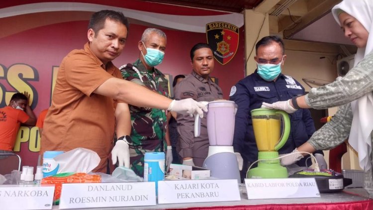 Simpan Sabu dan ekstasi di Bawah Kandang Ayam, Modus Penyelundupan Narkoba di Bandara SSK II Pekanbaru