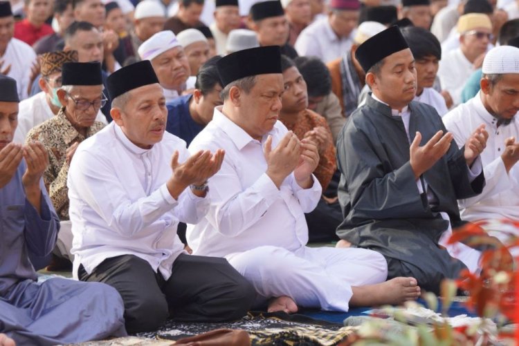 Pj Gubri Salat Idul Adha 1445 H di Halaman Kantor Gubernur Riau, Ajak Masyarakat Jaga Persatuan dan Kesatuan