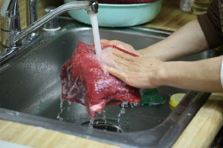Tidak Disarankan Mencuci Daging Sapi dengan Air, Ini Alasannya