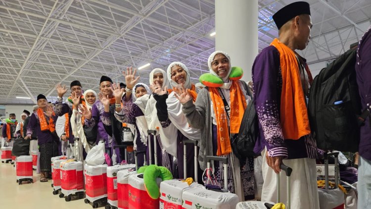 371 Jemaah Haji Kloter 1 Embarkasi Surabaya Pulang Perdana ke Tanah Air Naik Saudi Arabian Airlines