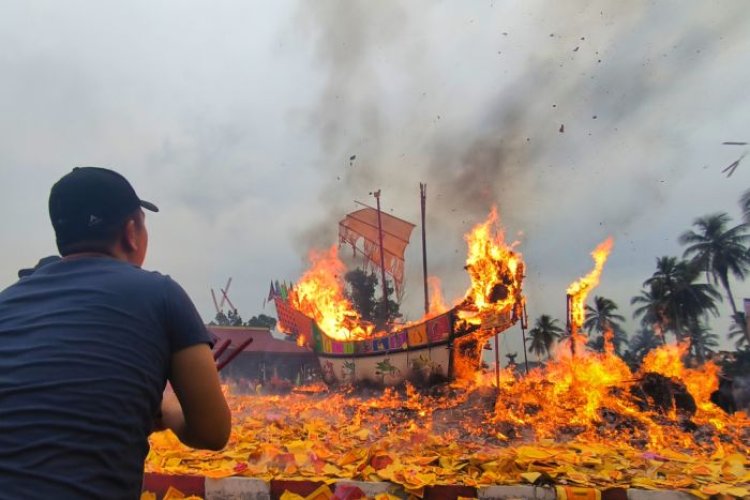 Festival Bakar Tongkang 2024, Tiang dan Layar Kapal Jatuh ke Arah Darat