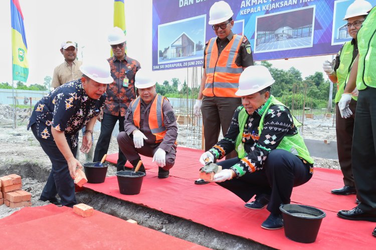 Sukses Bersinergi Membangun Negeri, Bupati Alfedri Dapat Ucapan Terima Dari Kajati Riau 