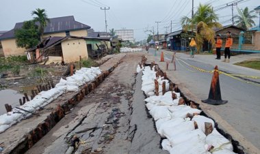 Badan Jalan Lintas di Parit Enam Tembilahan Hulu Turun Akibat Longsor di Inhil