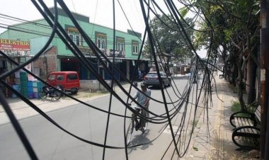 Kabel Fiber Optik Jerat Leher Warga Kelurahan Delima, Satpol PP Pekanbaru Tertibkan Kabel Semrawut