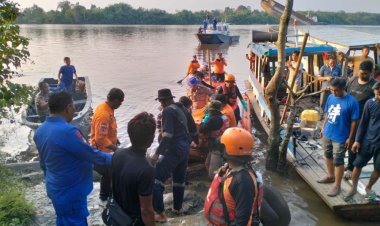 Tim Basarnas Pekanbaru Temukan Rahmat Rianto Pekerja Kapal yang Tenggelam di Sungai Siak Koto Gasib