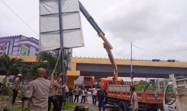 Pemko Pekanbaru Akan Gelar Pekan Penertiban Reklame, Tak Punya Izin Tiang Langsung Dipotong