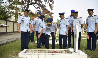 Hari Bakti ke-77 TNI AU, Danlanud Rsn Marsma TNI Feri Yunaldi Ziarah ke TMP Kusuma Dharma Sempena