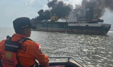 KM Lintas Bahari Tujuan Cirebon Terbakar di Perairan Kepulauan Meranti Saat Memuat Sagu, Tak Ada Korban Jiwa