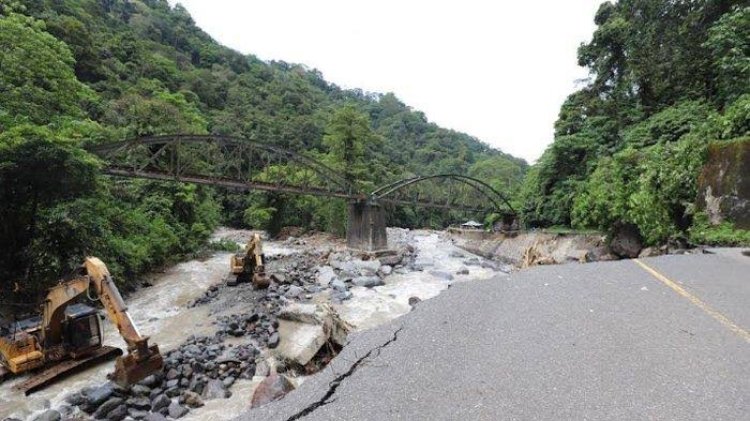 20 Juli Jalan Lembah Anai Sumbar Bisa Dilalui Bertahap, 3 Titik Perlu Tenaga Ekstra