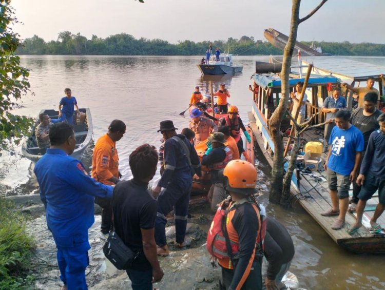 Tim Basarnas Pekanbaru Temukan Rahmat Rianto Pekerja Kapal yang Tenggelam di Sungai Siak Koto Gasib