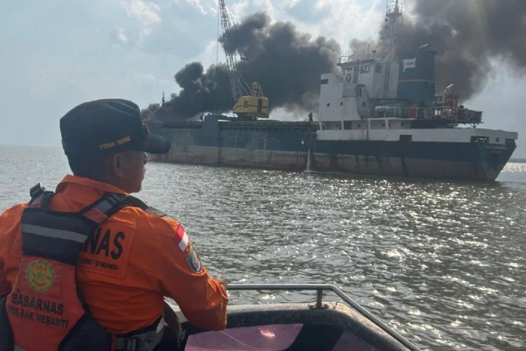 KM Lintas Bahari Tujuan Cirebon Terbakar di Perairan Kepulauan Meranti Saat Memuat Sagu, Tak Ada Korban Jiwa