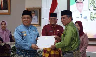 Pj Gubri SF Hariyanto Serahkan SK Pensiun PNS di Lingkungan Pemprov Riau