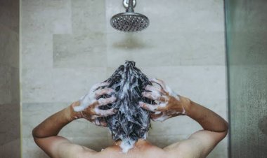 Mandi Malam Sebabkan Rematik, Mitos atau Fakta?