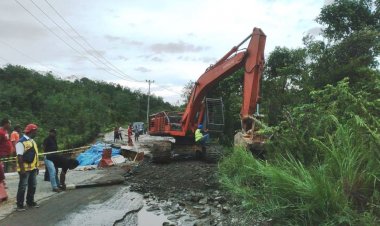 Badan Jalan Lintas Riau-Sumbar Longsor di KM 106 Kecamatan XIII Koto Kampar, Arus Lalu Lintas Buka Tutup