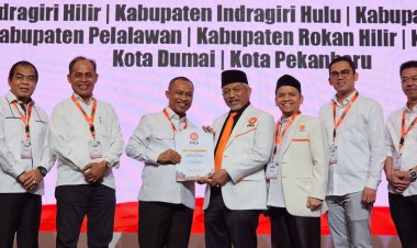 PKS Serahkan Dokumen Dukungan Kepada Pasangan Kasmarni dan Bagus Santoso Saat Konsolnas