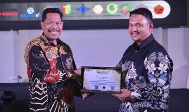 Bupati Bengkalis Kasmarni Terima Anugerah Tokoh Peduli Keinsinyuran Bidang Pengembangan Infrastruktur dan Inovasi