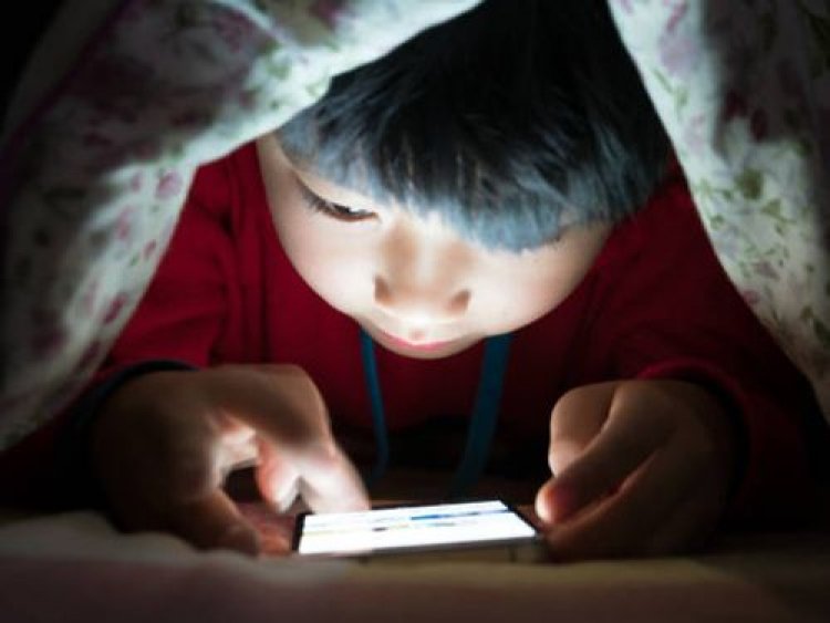 Waspada, Screen Time Berlebihan Bisa Sebabkan Mata Kering Pada Anak